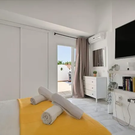 Adosado Con Solarium, Bbq Y Piscina En Las Chapas - Jade 213